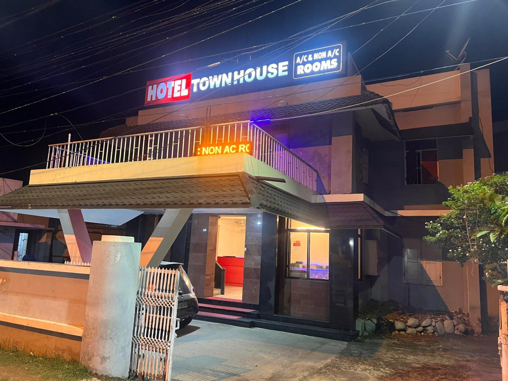 Hotel Sunday - Townhouse Club Airport Trivandrum Thiruvananthapuram Extérieur photo