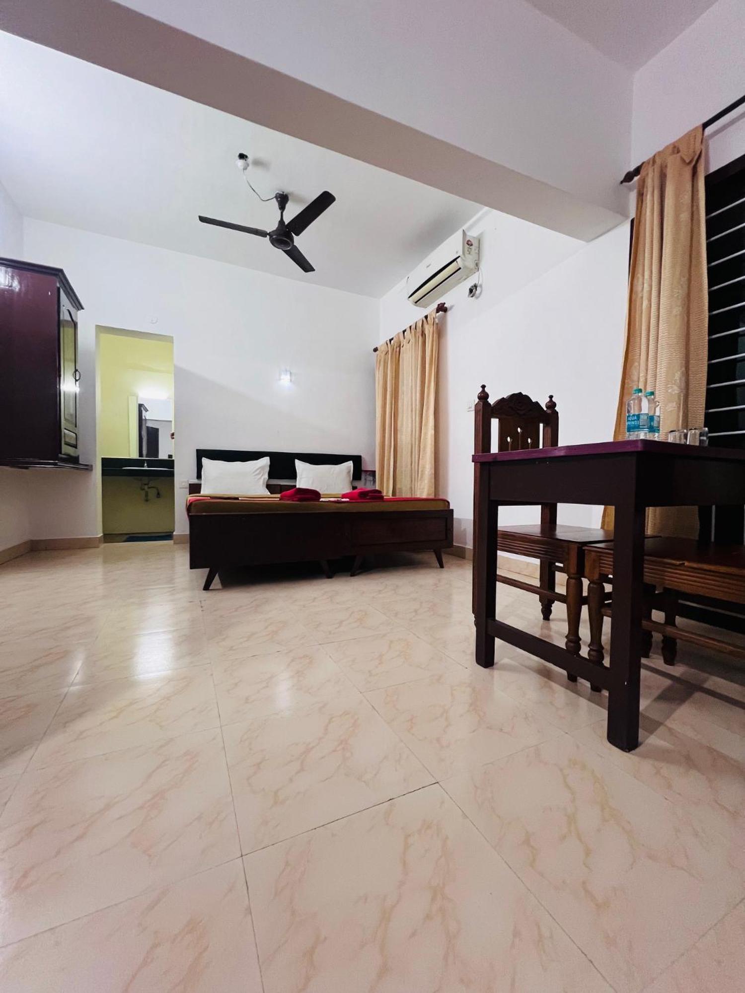 Hotel Sunday - Townhouse Club Airport Trivandrum Thiruvananthapuram Extérieur photo